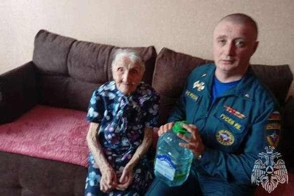 В Заволжске спасатели принесли крещенскую воду 99-летней бабушке